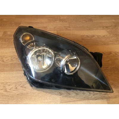 Žaromet Desni Opel Astra H 1EG270370-02 Rabljeni avtodeli () Žaromet Desni Opel Astra H 1EG270370-02 Rabljeni avtodeli 45.08